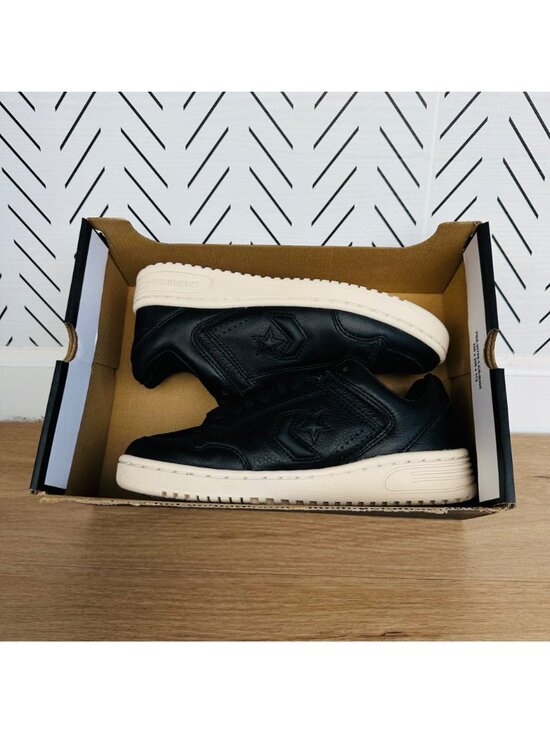Athletic_Shoes